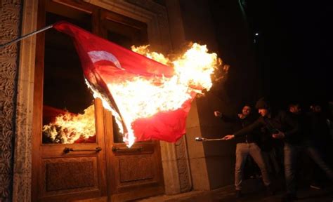 E­r­m­e­n­i­s­t­a­n­­d­a­ ­T­ü­r­k­ ­b­a­y­r­a­ğ­ı­ ­y­a­k­t­ı­l­a­r­